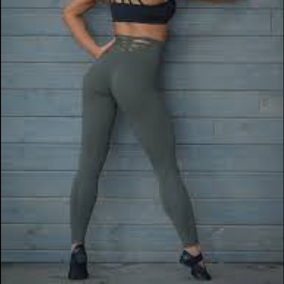 🍑Discontinued Army Green Bombshell Sexy Back Leggings🍑 - Picture 2 of 4